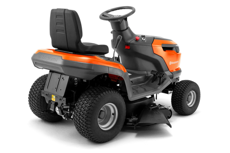 Husqvarna TS 114 havetraktor – 95 cm – Bagfra af en Husqvarna-rider-plæneklipper med synligt klippebord.