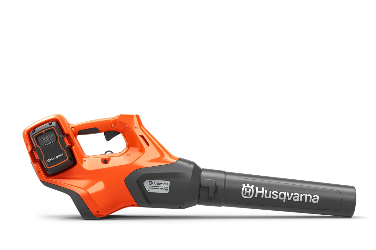 Husqvarna 530iB løvblæser med Bluetooth – uden batteri – Set fra siden af en batteridrevet løvblæser fra Husqvarna.