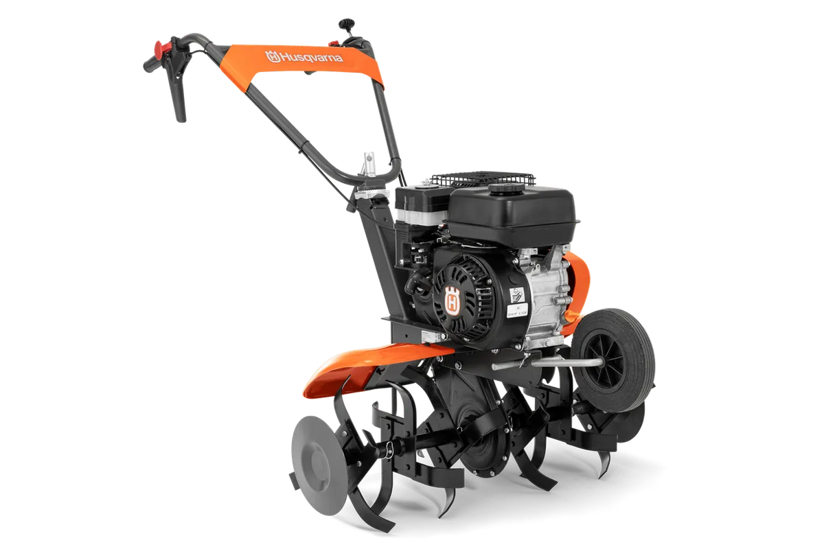 Husqvarna TF 335 havefræser – 80 cm – Set fra siden af en Husqvarna-fræser med synlig motor og rotorblade.