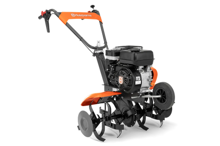 Husqvarna TF 335 havefræser – 80 cm – Set fra siden af en Husqvarna-fræser med synlig motor og rotorblade.